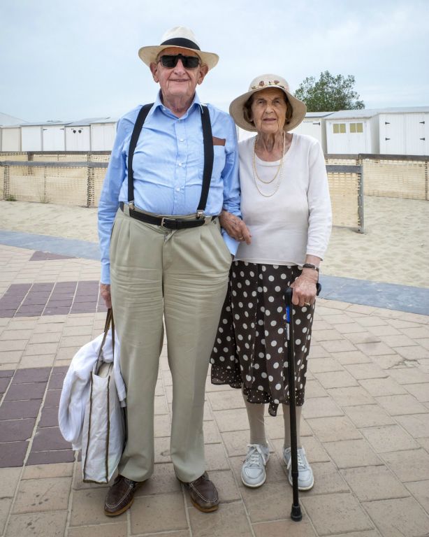 STRAATFOTOGRAFIE  De vrijheid van kijken, luisteren, voelen en slenteren.  Mijn plezier zit in het vastleggen van ‘gewone’ momenten met een verhalend karakter. Soms raadselachtig, grappig of ernstig. Het lijkt de waarheid maar is het niet. Het is de interpretatie van jou (en mij) van een moment van de werkelijkheid.